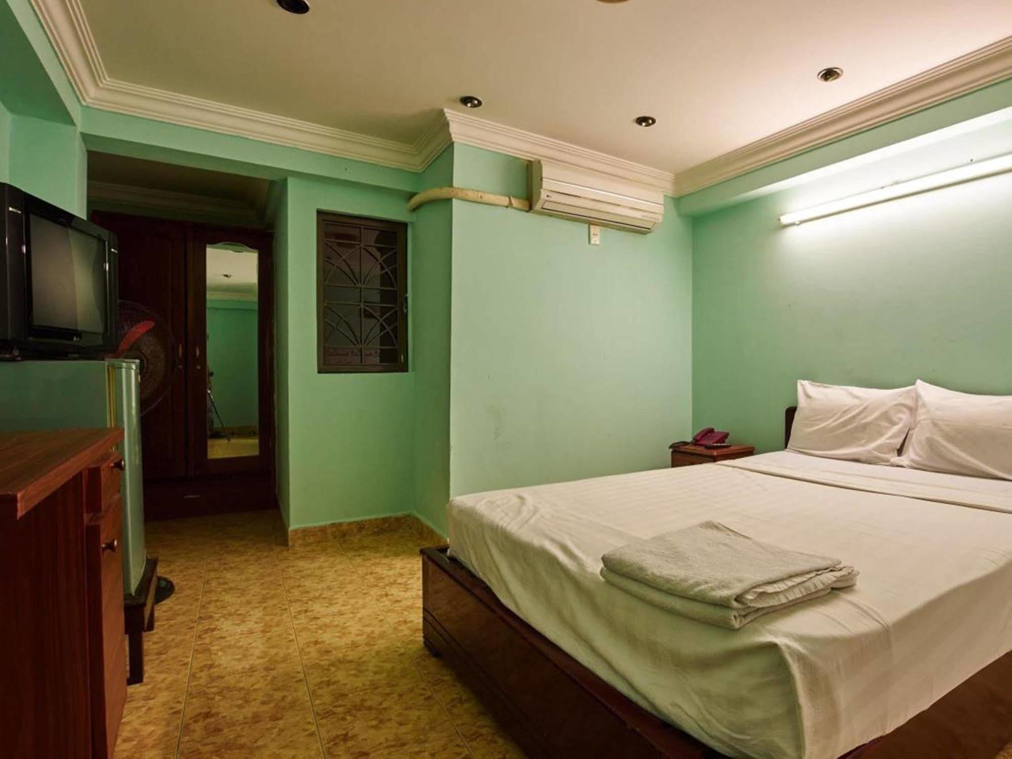 Ha Vy Hotel Thành Pho Ho Chí Minh Esterno foto