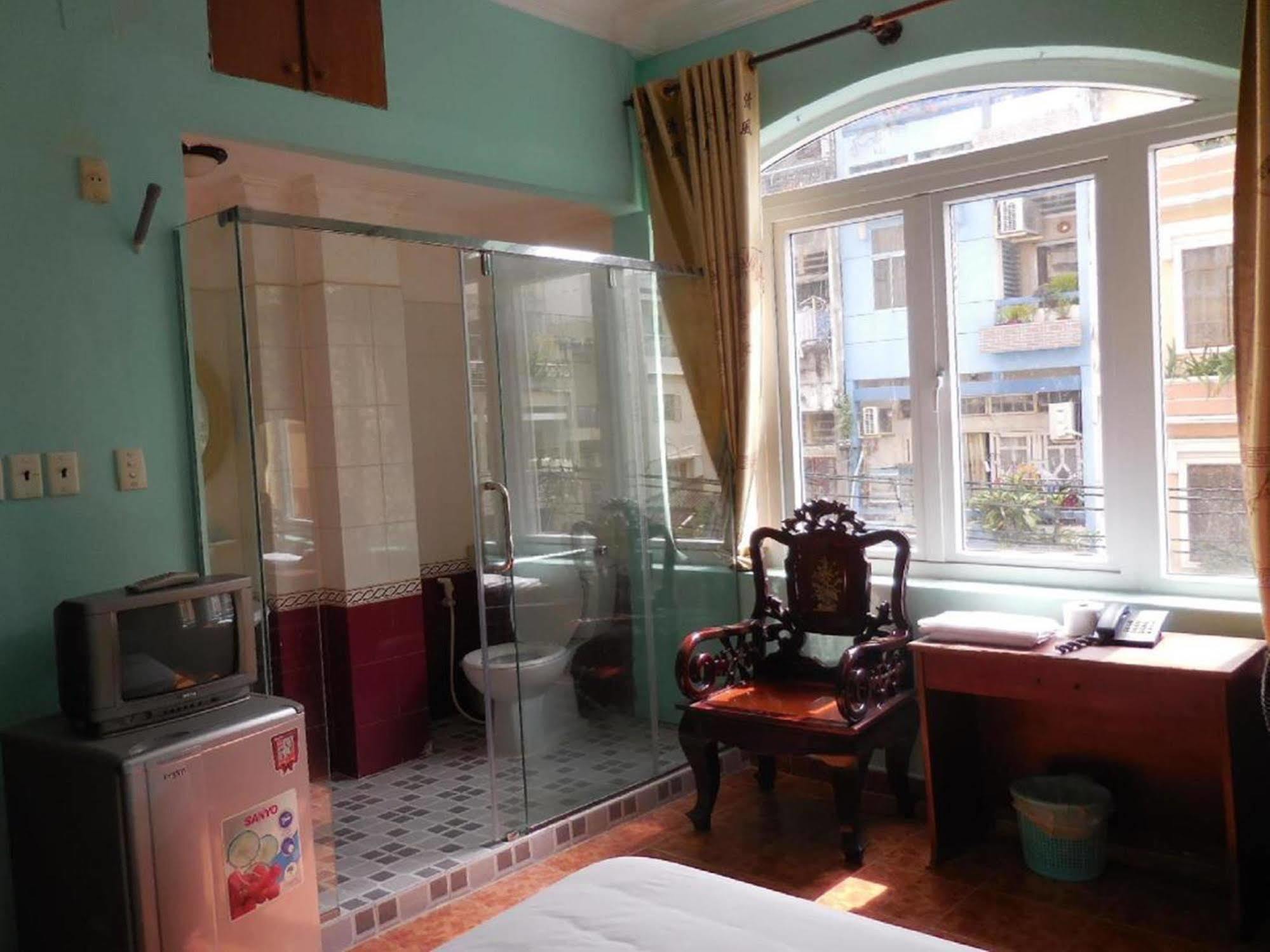 Ha Vy Hotel Thành Pho Ho Chí Minh Esterno foto