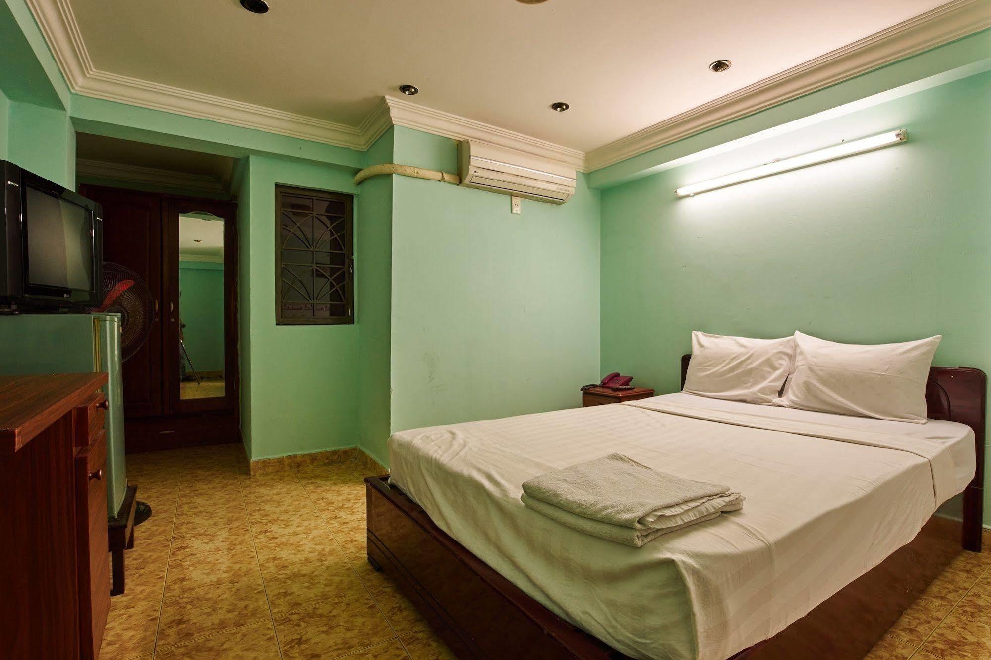 Ha Vy Hotel Thành Pho Ho Chí Minh Esterno foto