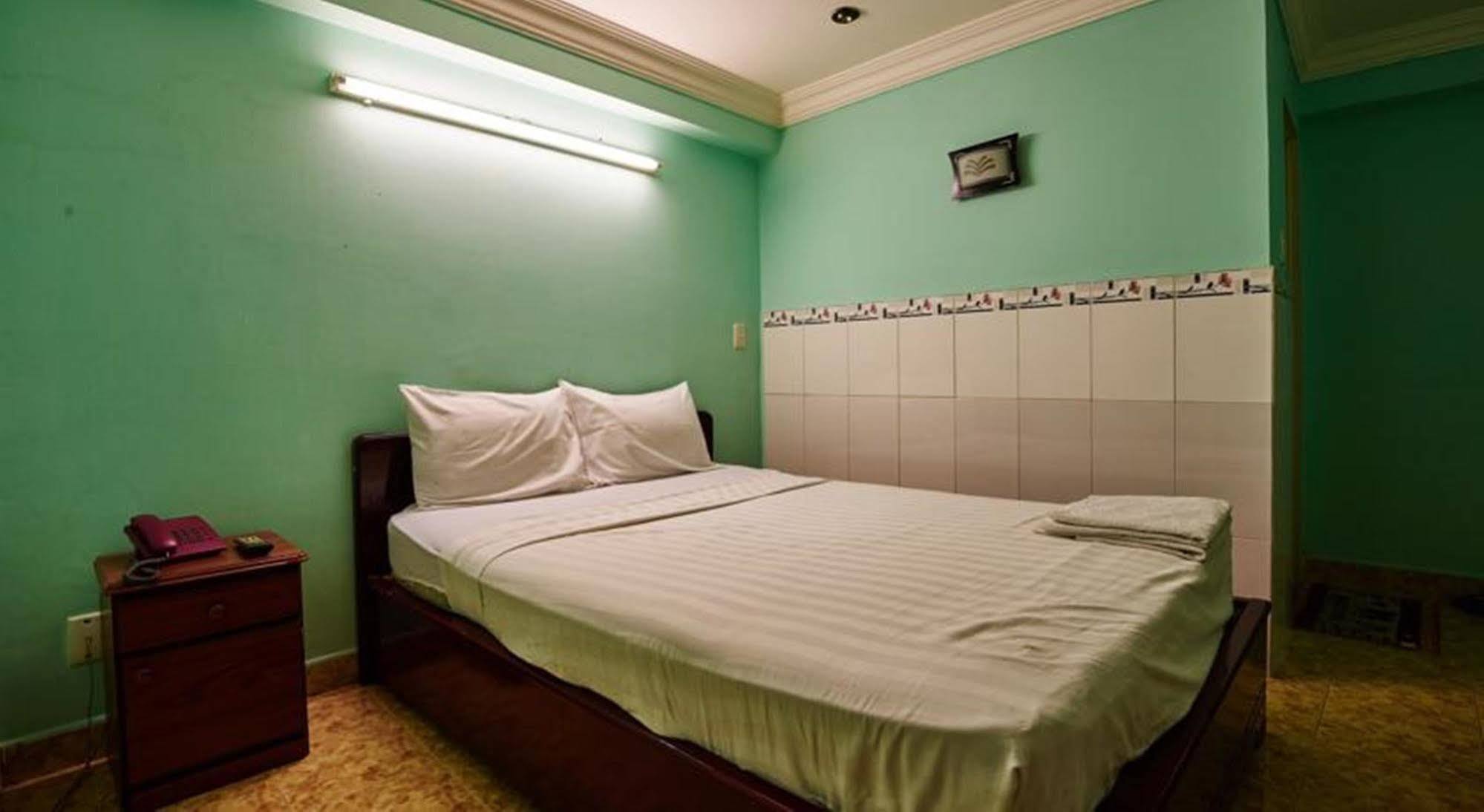 Ha Vy Hotel Thành Pho Ho Chí Minh Esterno foto