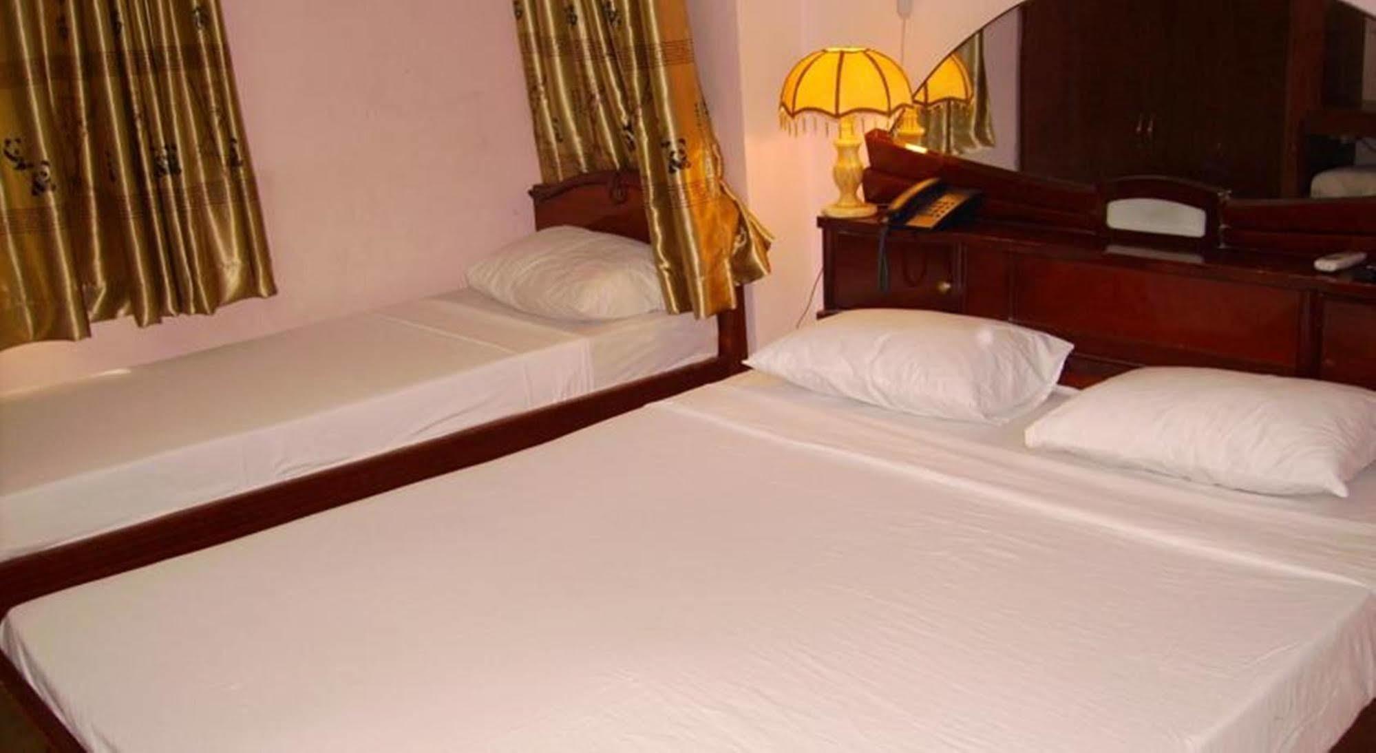 Ha Vy Hotel Thành Pho Ho Chí Minh Esterno foto
