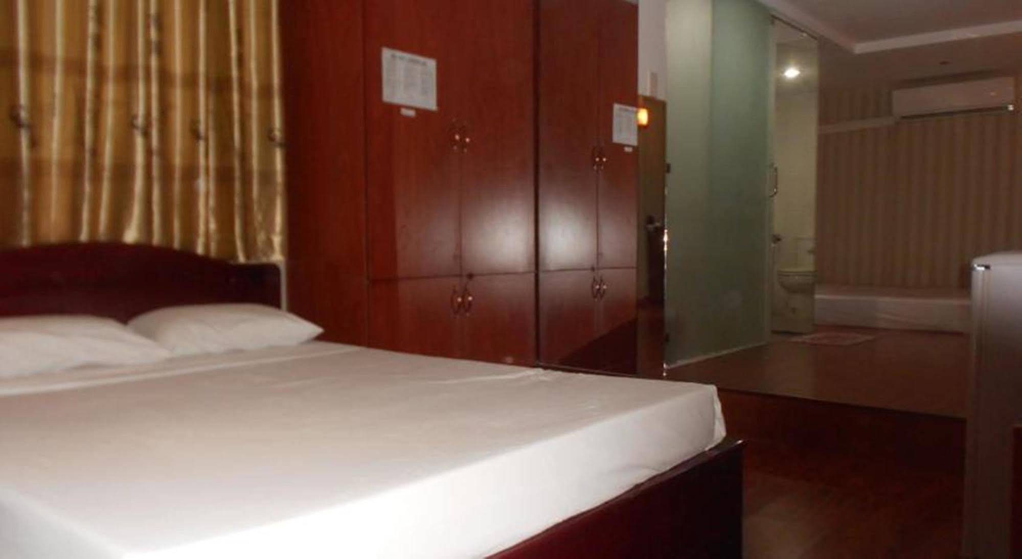 Ha Vy Hotel Thành Pho Ho Chí Minh Esterno foto